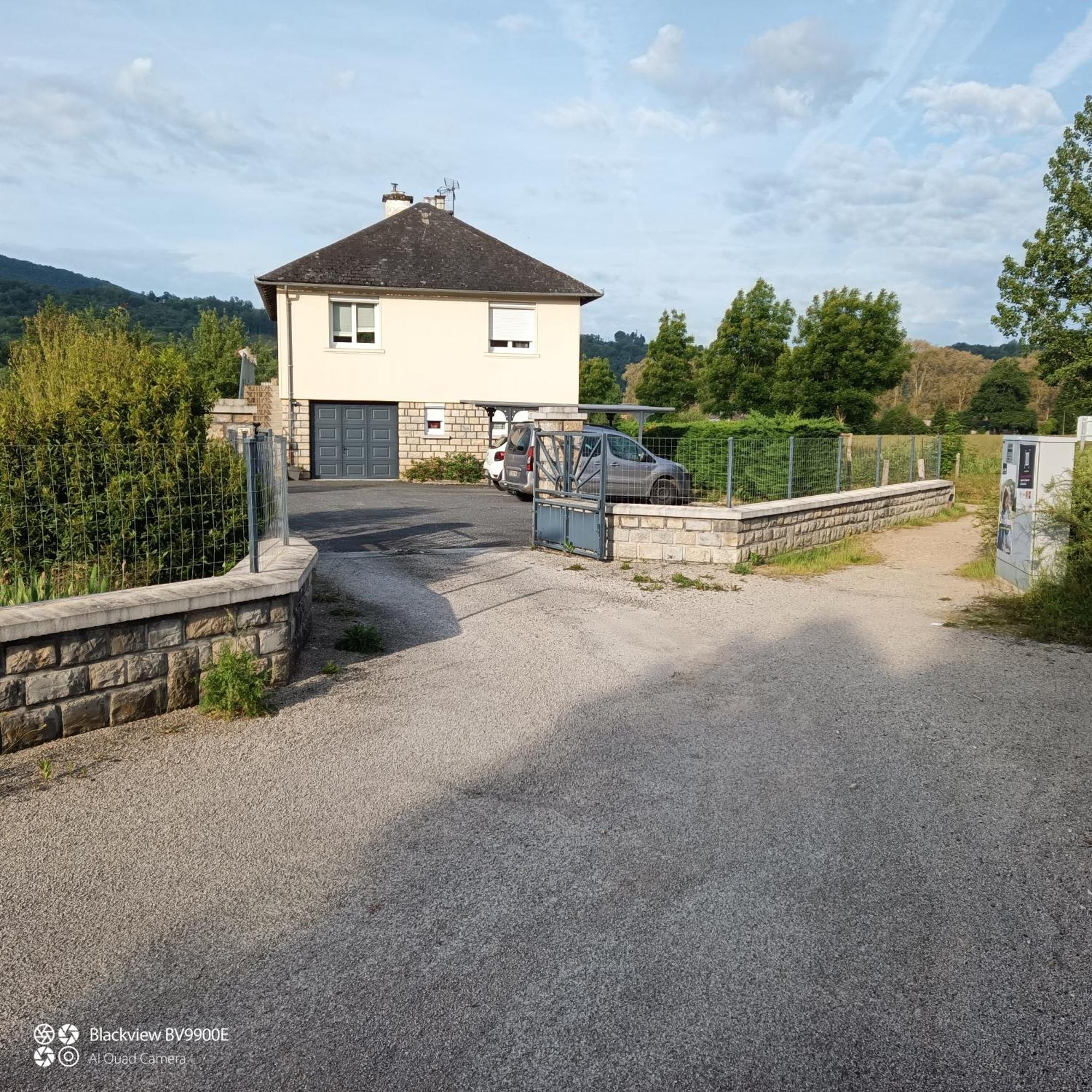 La Clematite D'Olt Lägenhet Saint-Côme-dʼOlt Exteriör bild